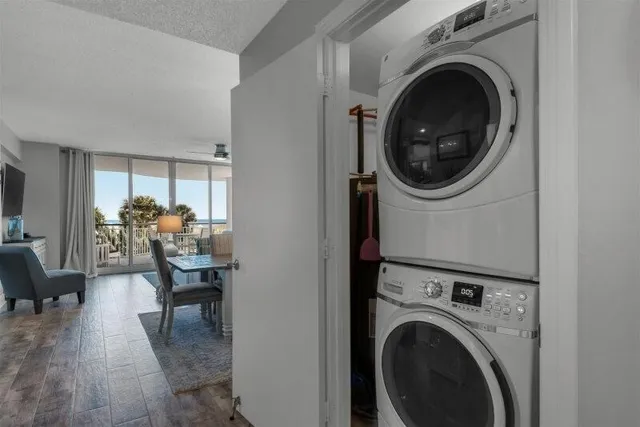 a view of a livingroom with washer and dryer