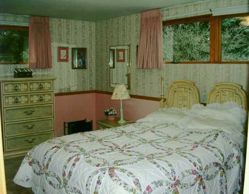 31 Greenview Drive McKees Rocks, PA 15136 - Photo 5 of 7 Master Bedroom.