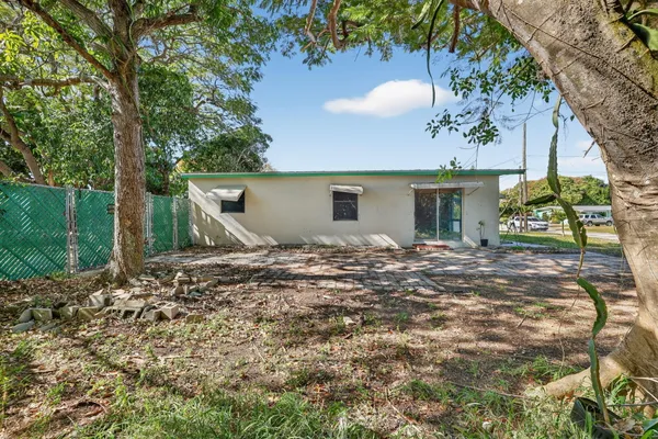 $2,400 | 501 Emil Avenue, Fort Pierce, FL 34982