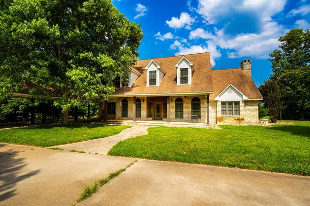 a view of a yard in front of house