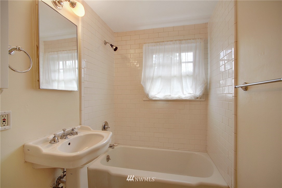 4911 Southwest Dawson Street Seattle, WA 98136 - Photo 9 of 18 Gallery Image 9