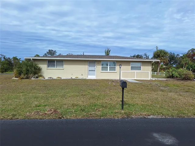 $1,995 | 858 East 7th Street, Englewood, FL 34223