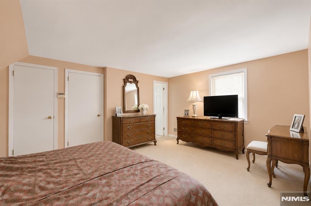 711 Rutland Avenue Teaneck, NJ 07666 - Photo 10 of 22