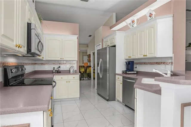 $565,000 | 5643 Sandlewood Court, Unit 2004, Naples, FL 34110