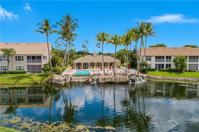 $565,000 | 5643 Sandlewood Court, Unit 2004, Naples, FL 34110