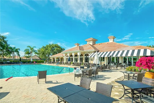 $565,000 | 5643 Sandlewood Court, Unit 2004, Naples, FL 34110