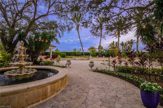 $565,000 | 5643 Sandlewood Court, Unit 2004, Naples, FL 34110