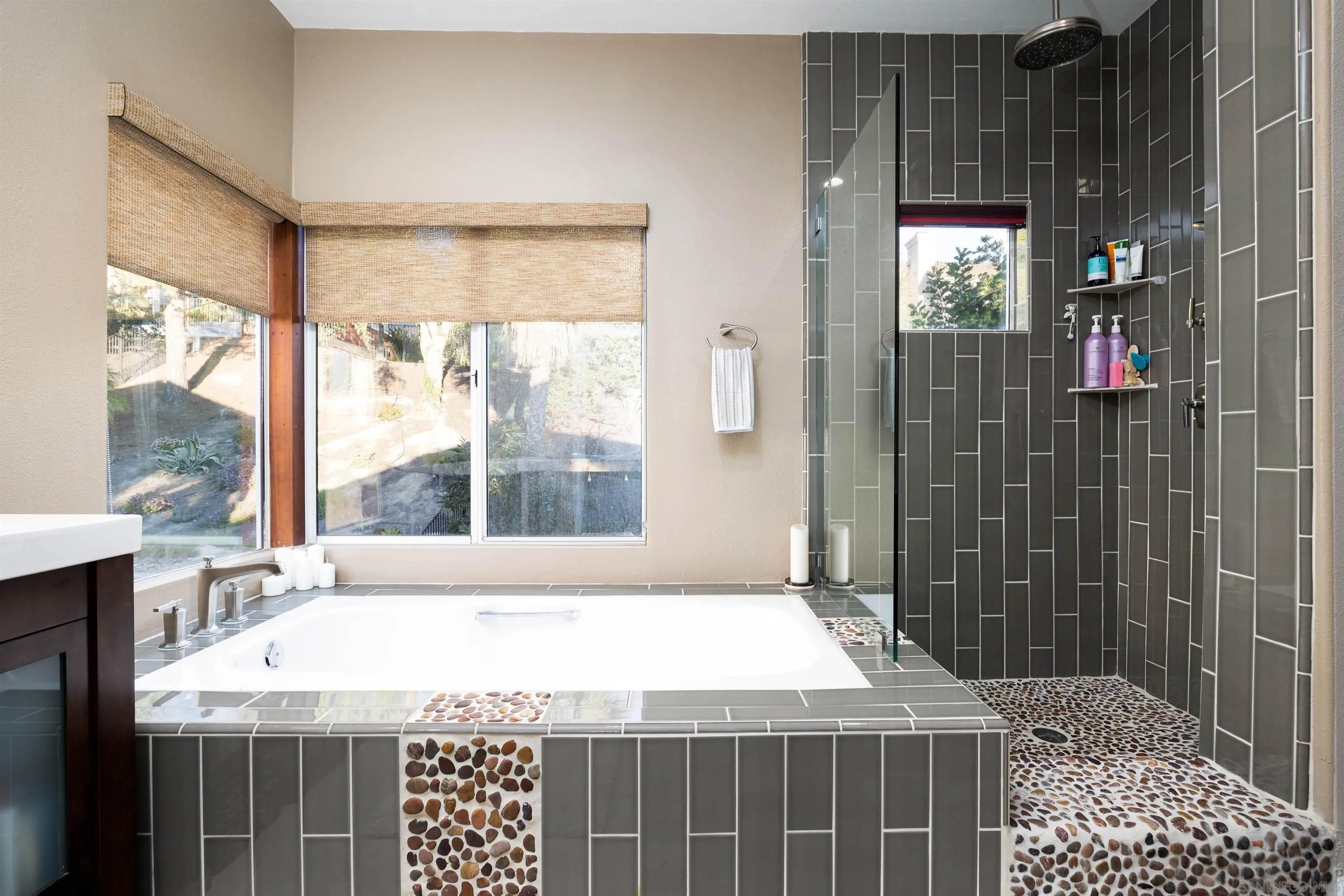 13835 Carmel Ridge Road San Diego, CA 92128 - Photo 17 of 38 a spacious bathroom with a bathtub and shower