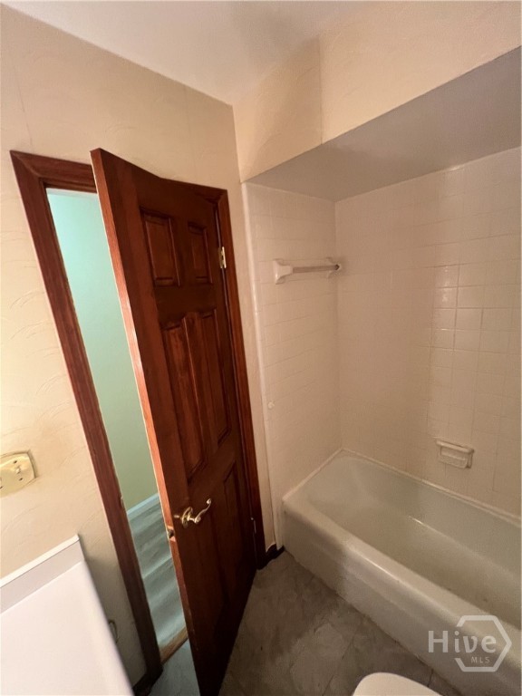 308 Wendy Hill Road Savannah, GA 31410 - Photo 13 of 26 Hall Bathroom Tub