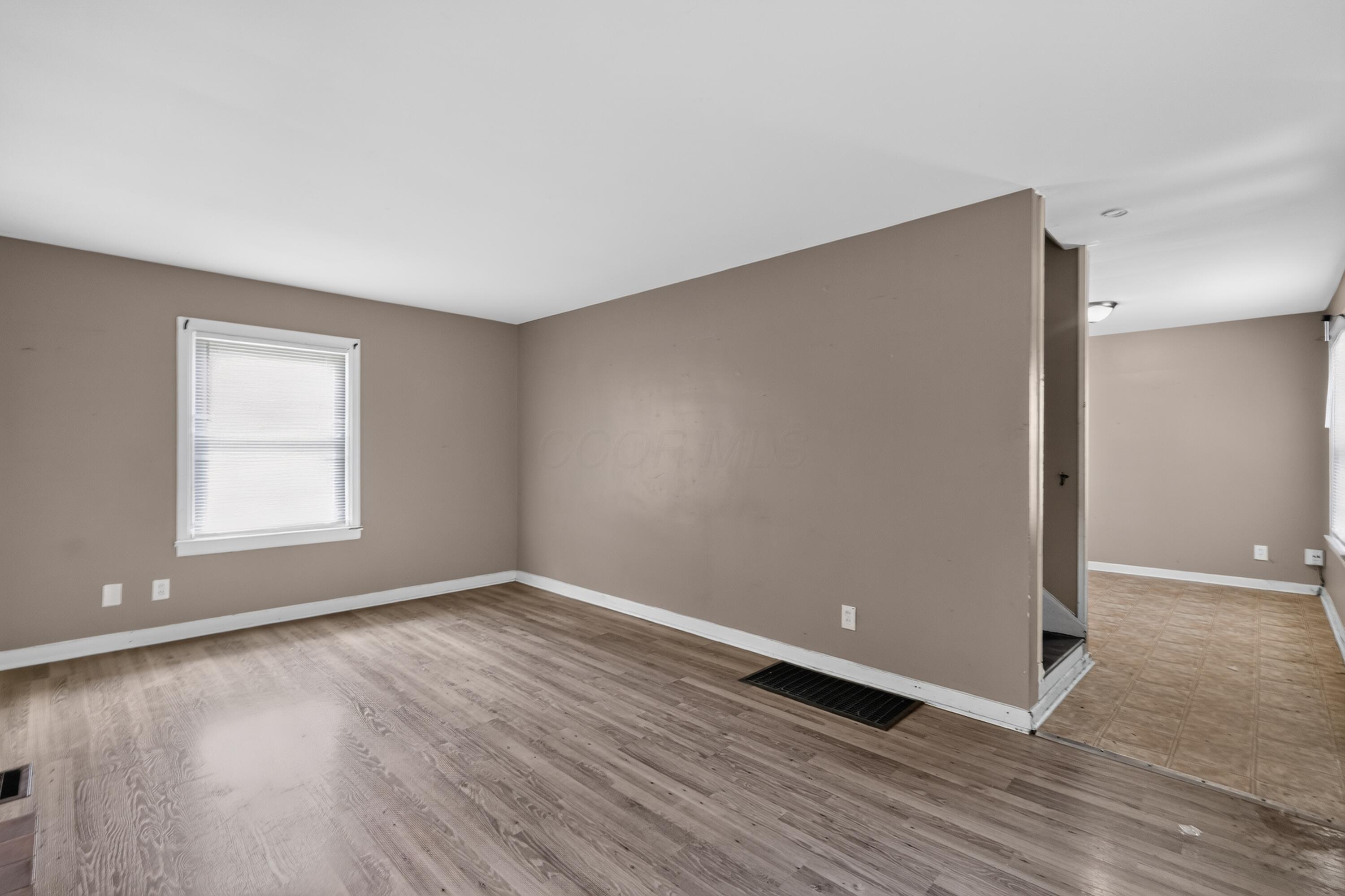 594 South Hampton Road Columbus, OH 43213 - Photo 5 of 21 05_594_S_Hampton_Rd-Living_room-on-9