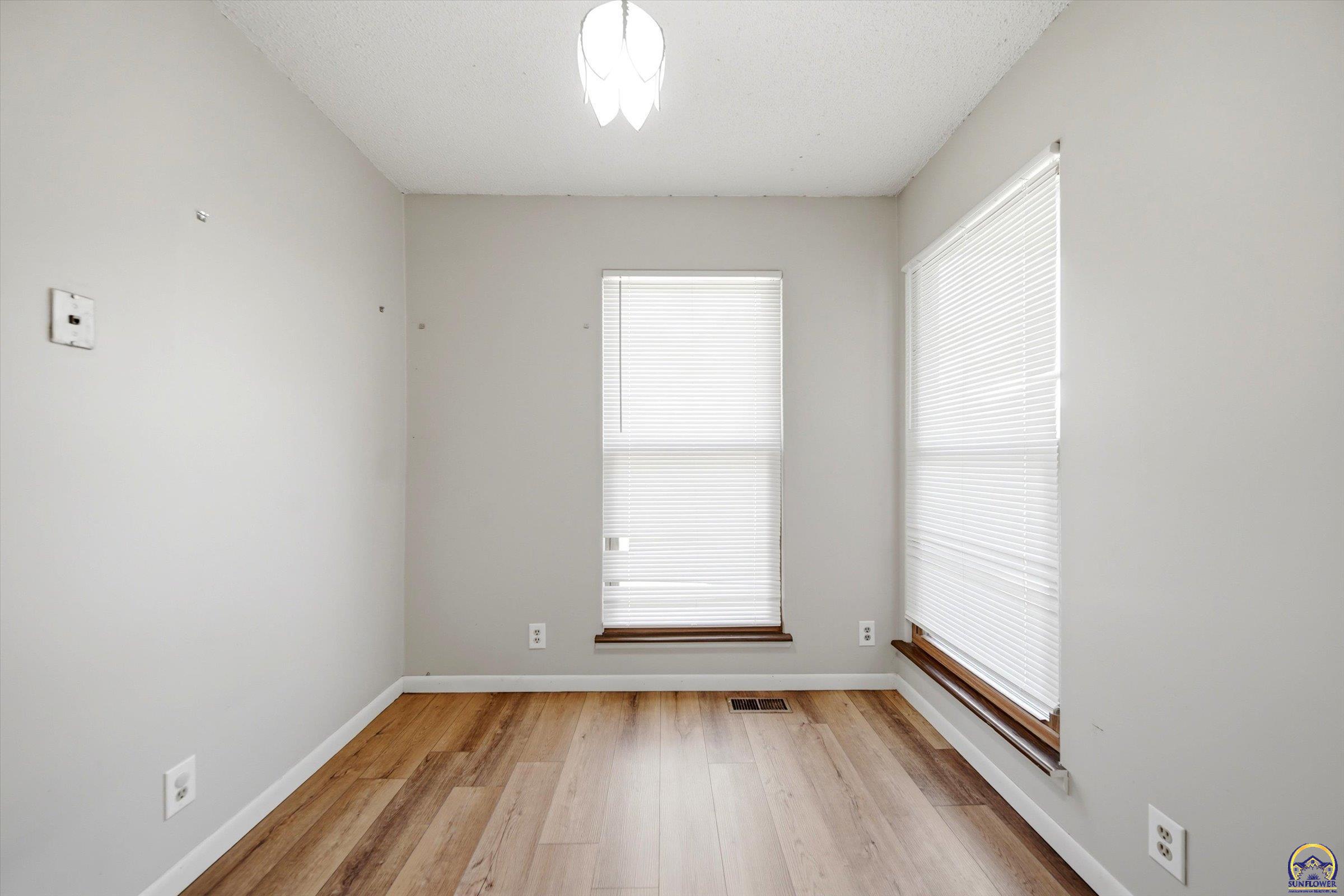 4503 Southwest 33rd Terrace Topeka, KS 66614 - Photo 14 of 35