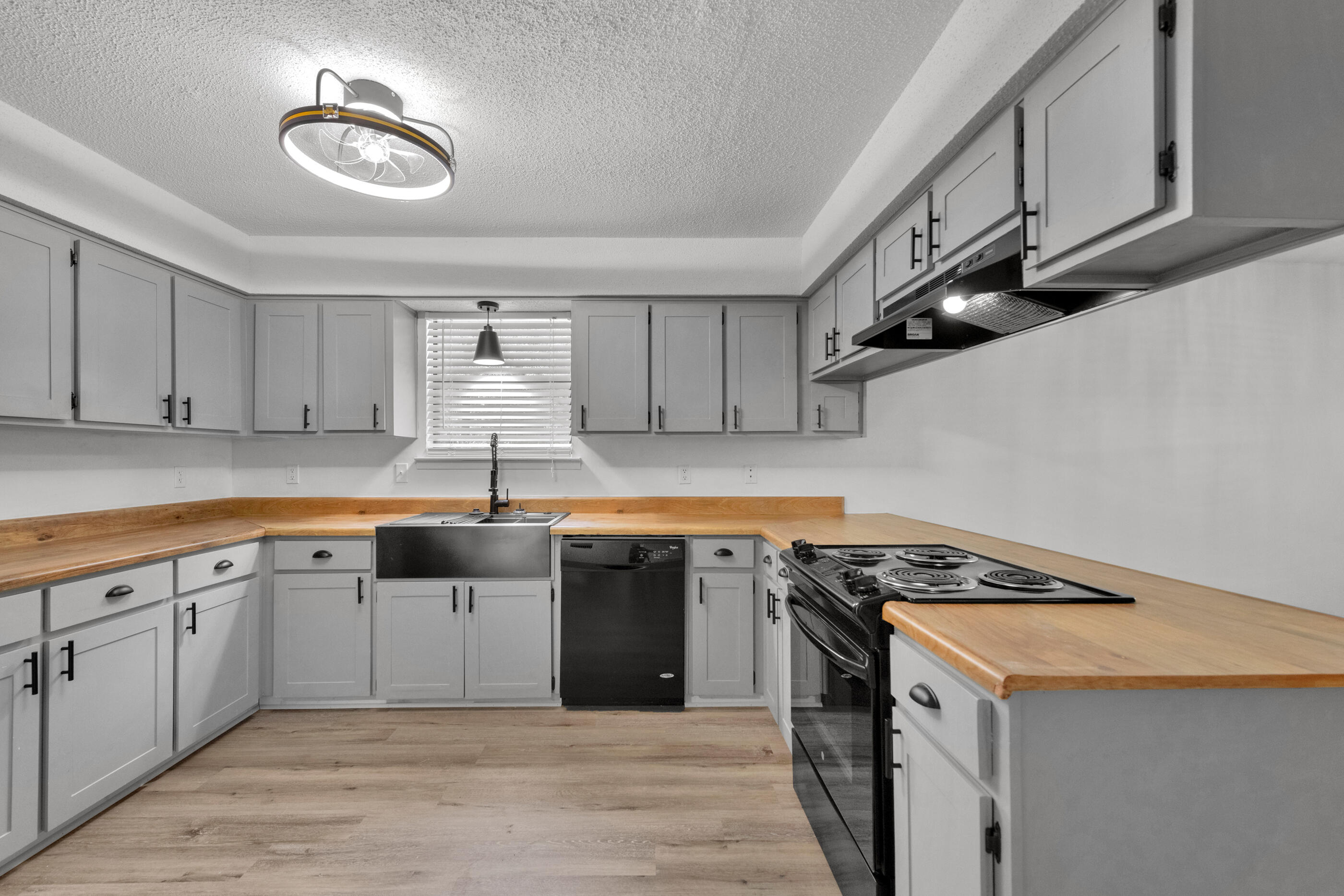 105 Shell Drive Crestview, FL 32536 - Photo 5 of 32 Kitchen