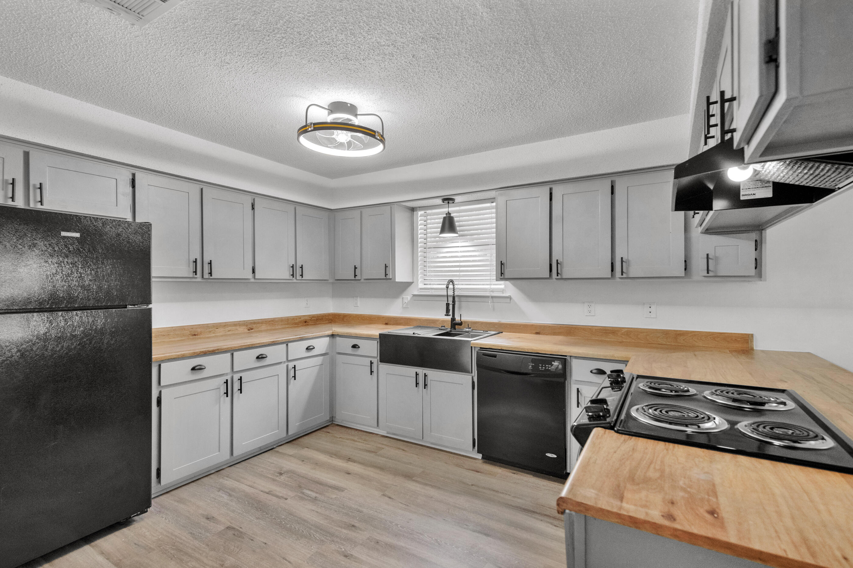 105 Shell Drive Crestview, FL 32536 - Photo 6 of 32 Kitchen
