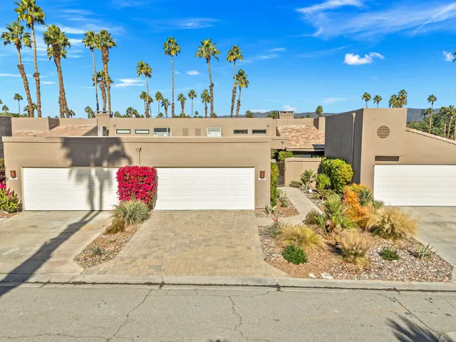 a view of a outdoor space in front of a house