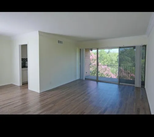 $1,300 | 504 E Avenue, Unit D, Grand Prairie, TX 75050