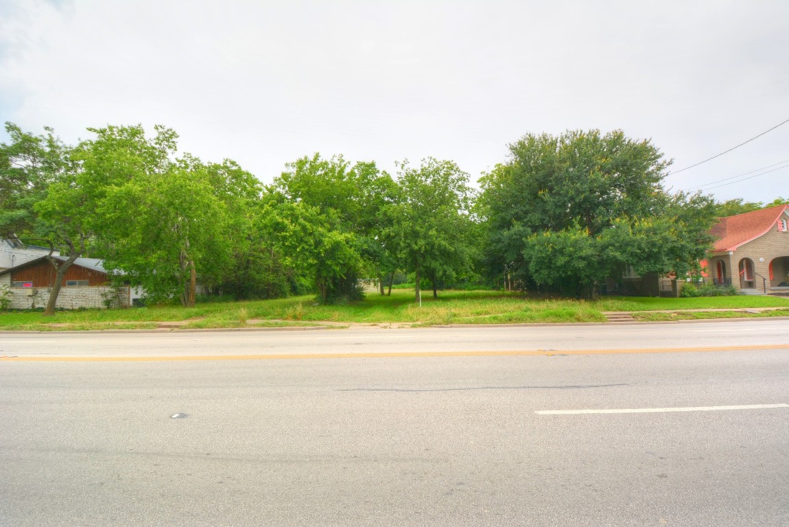 302 West University Avenue Georgetown, TX 78626 - Photo 2 of 7 a view of a yard and a house