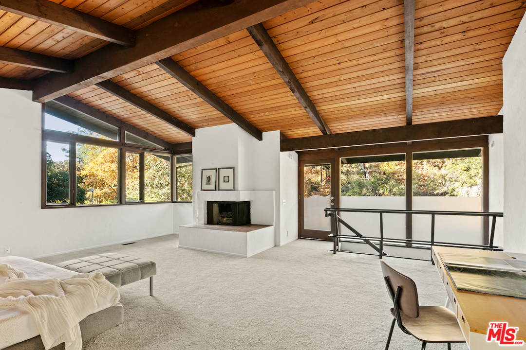 13 Latimer Road Santa Monica, CA 90402 - Photo 14 of 16 a living room with furniture and a flat screen tv