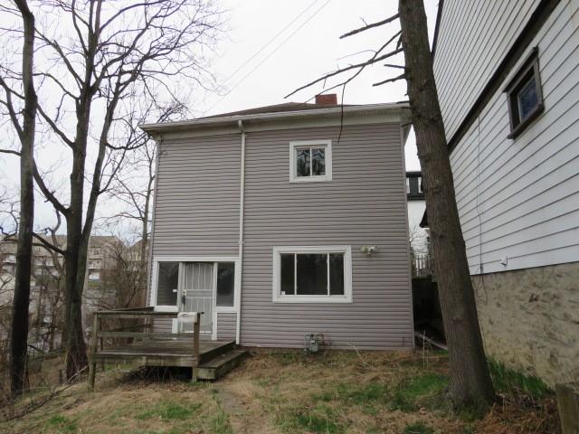 a view of house with a yard