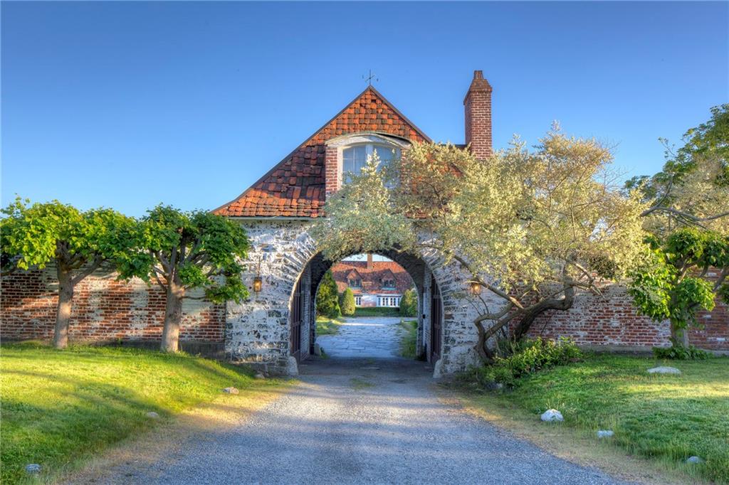 Enter 'Normandie' through its stone and whitewashed brick arched Gatehouse.