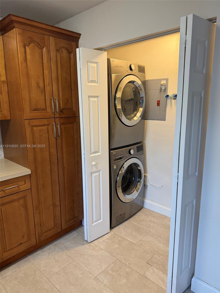 6250 Southwest 130th Avenue, Unit 703 Miami, FL 33183 - Photo 5 of 29 a utility room with dryer and washer