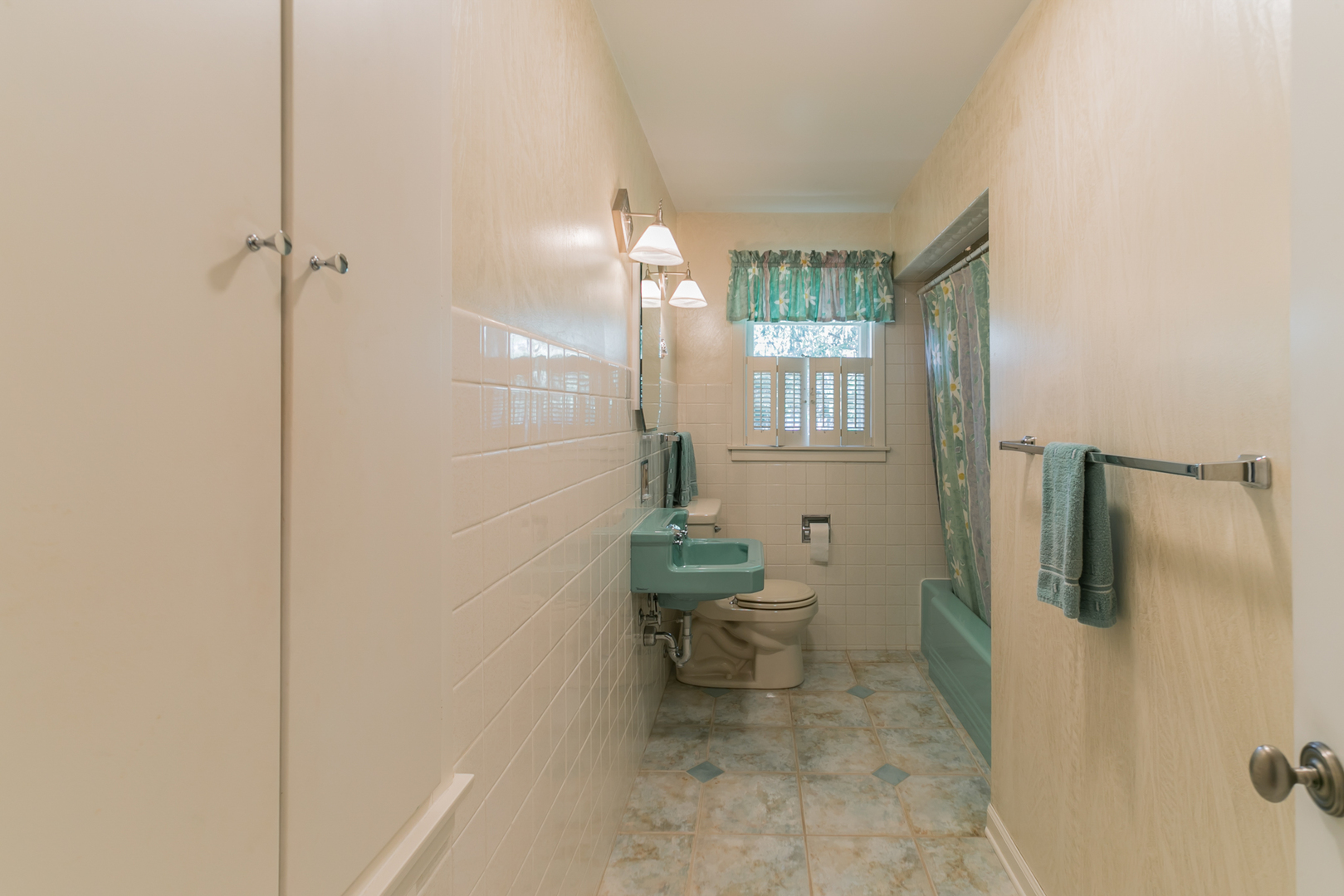 919 Meadows Road Geneva, IL 60134 - Photo 15 of 25 a bathroom with a sink and toilet