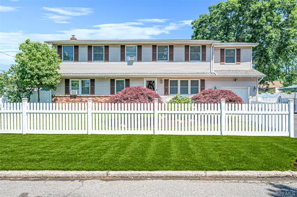 $885,000 | 201 Oakland Avenue, Deer Park, NY 11729