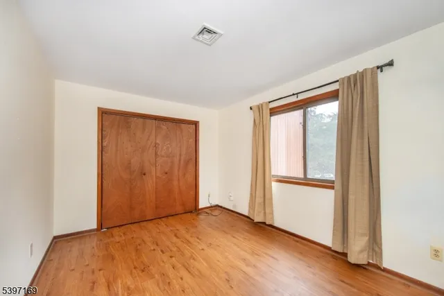 a view of an house with backyard and deck