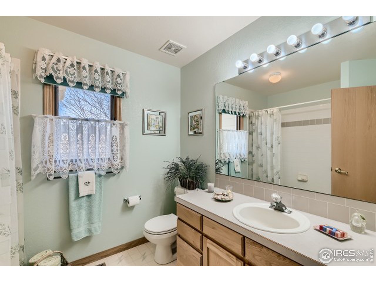 442 Flagler Road Fort Collins, CO 80525 - Photo 24 of 34 Full bath upstairs for 2 bedrooms to share
