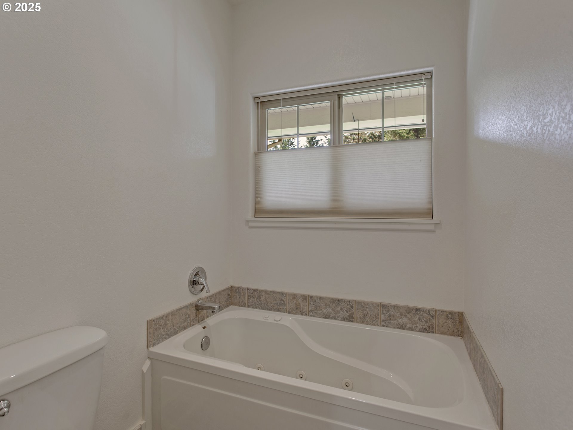 17234 Oakdale Road Dallas, OR 97338 - Photo 20 of 45 a white bath tub sitting next to a toilet