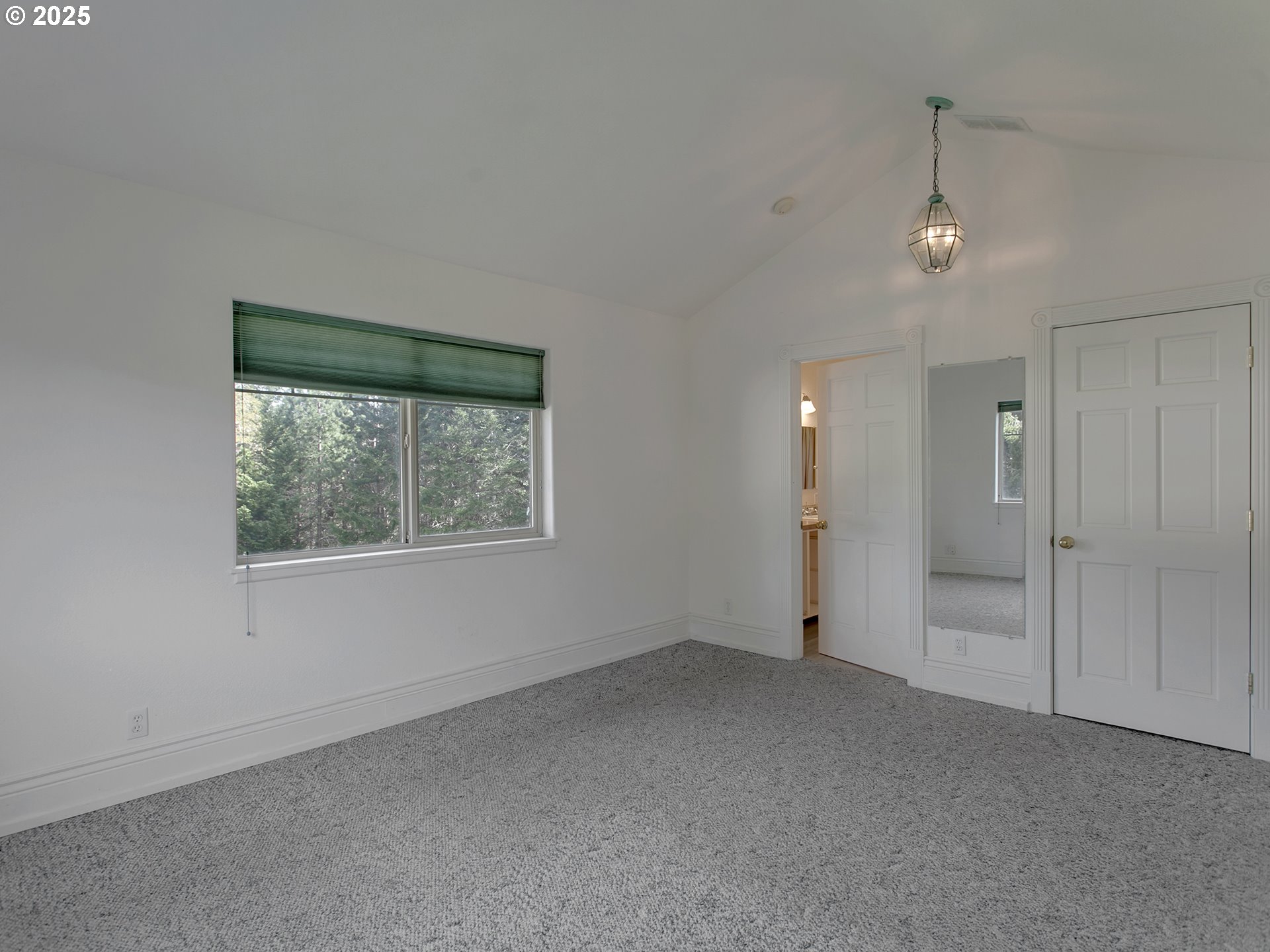 17234 Oakdale Road Dallas, OR 97338 - Photo 22 of 45 en empty room with windows and closet