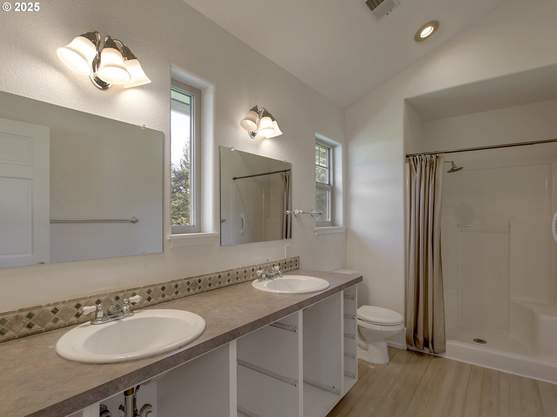17234 Oakdale Road Dallas, OR 97338 - Photo 23 of 45 a bathroom with a double vanity sink and a mirror