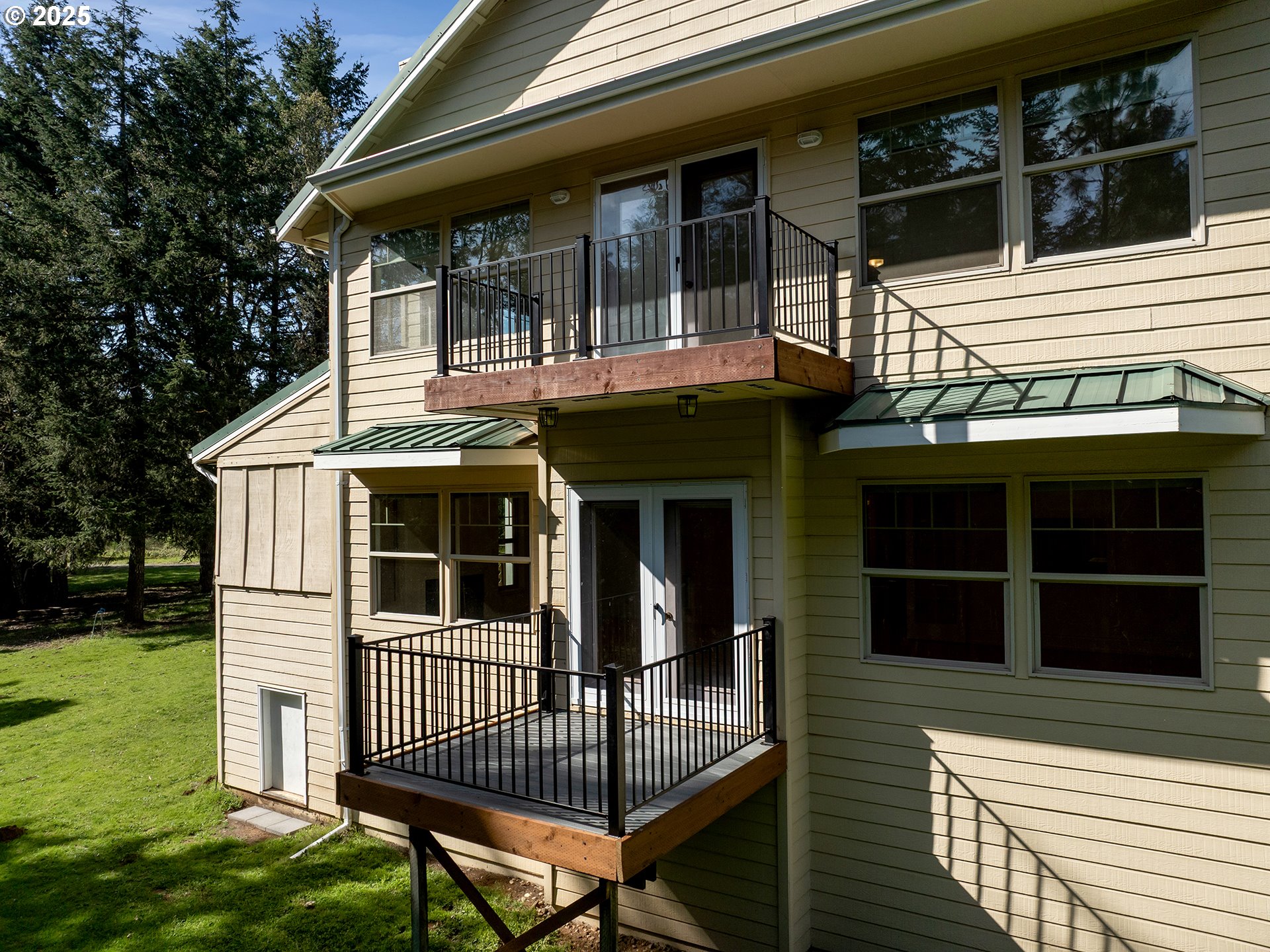 17234 Oakdale Road Dallas, OR 97338 - Photo 40 of 45 a view of a house with a window and stairs