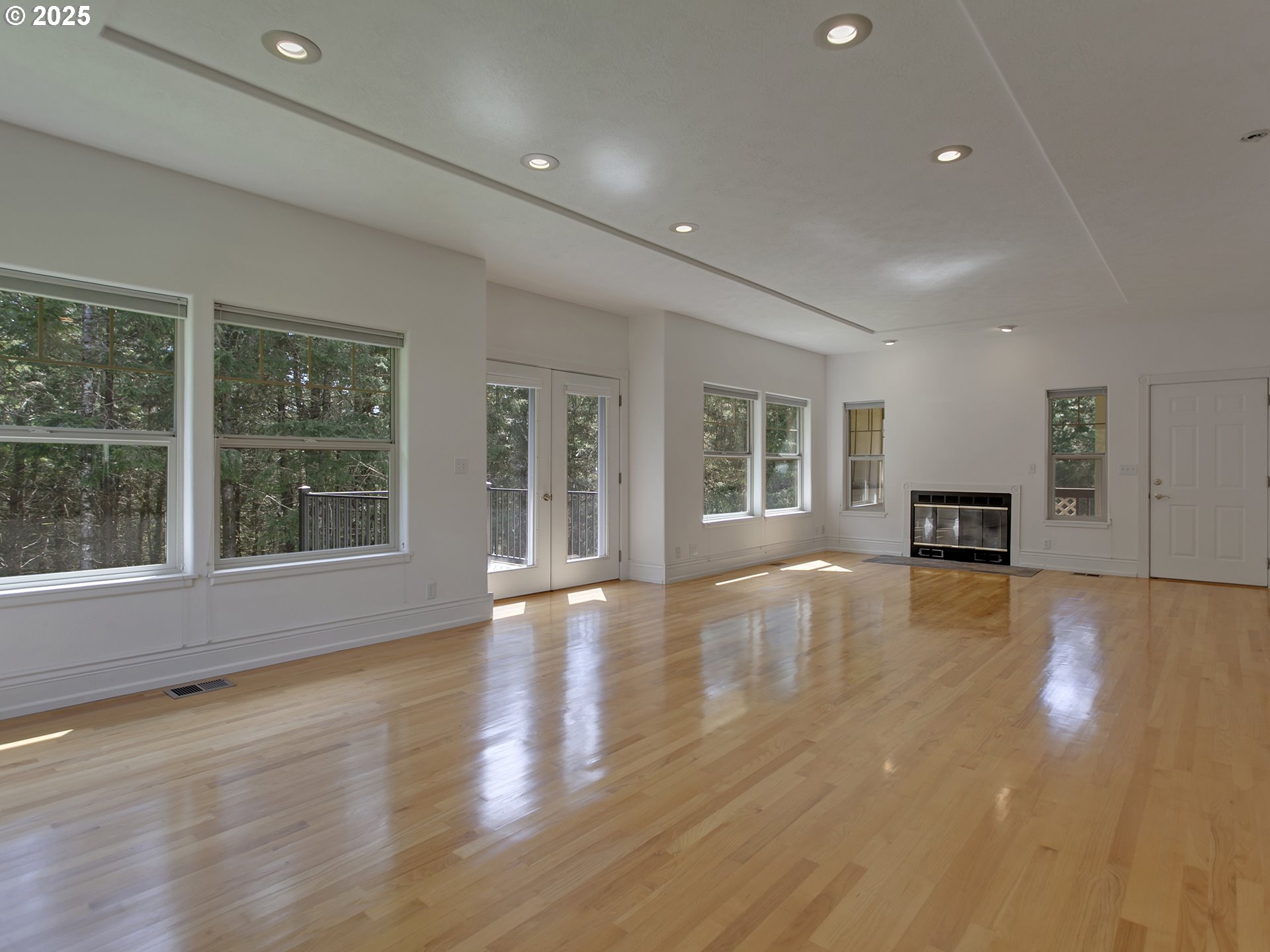 17234 Oakdale Road Dallas, OR 97338 - Photo 10 of 45 a view of an empty room with wooden floor and a window