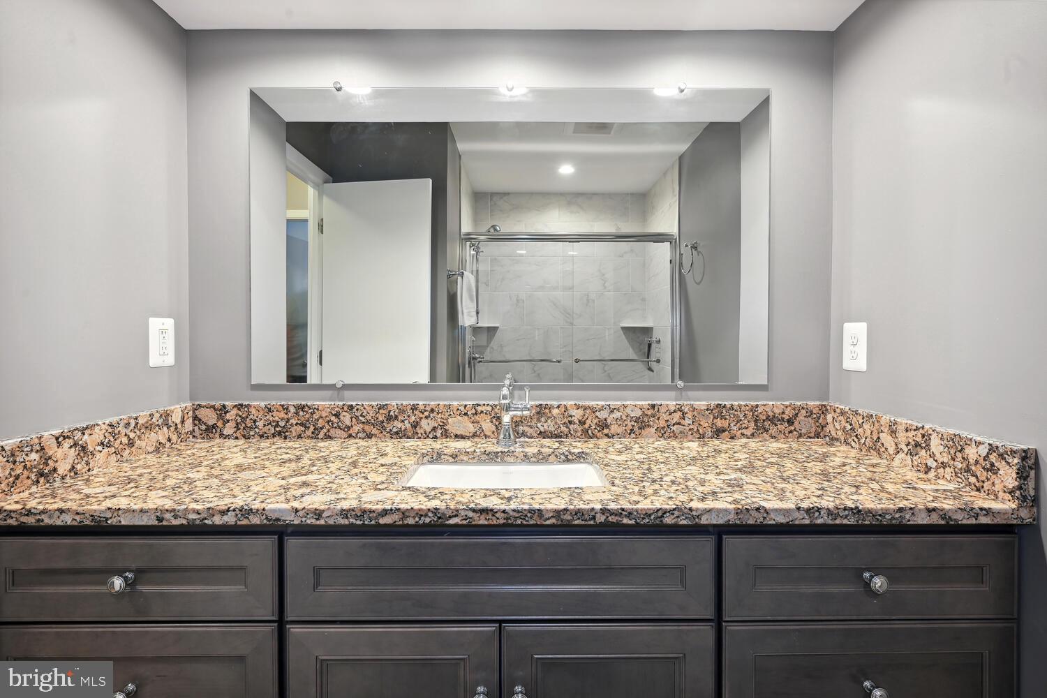 8759 Oxwell Lane Laurel, MD 20708 - Photo 25 of 42 Main level bathroom