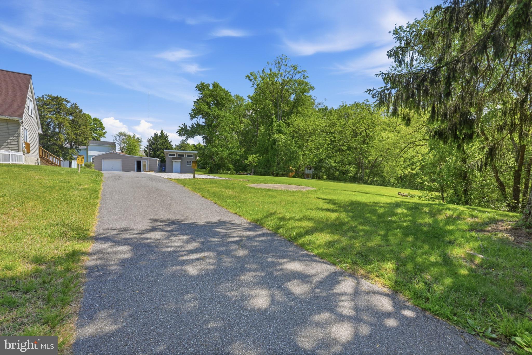 768 Salem Church Road Newark, DE 19702 - Photo 33 of 42 Spacious driveway with lush greenery.