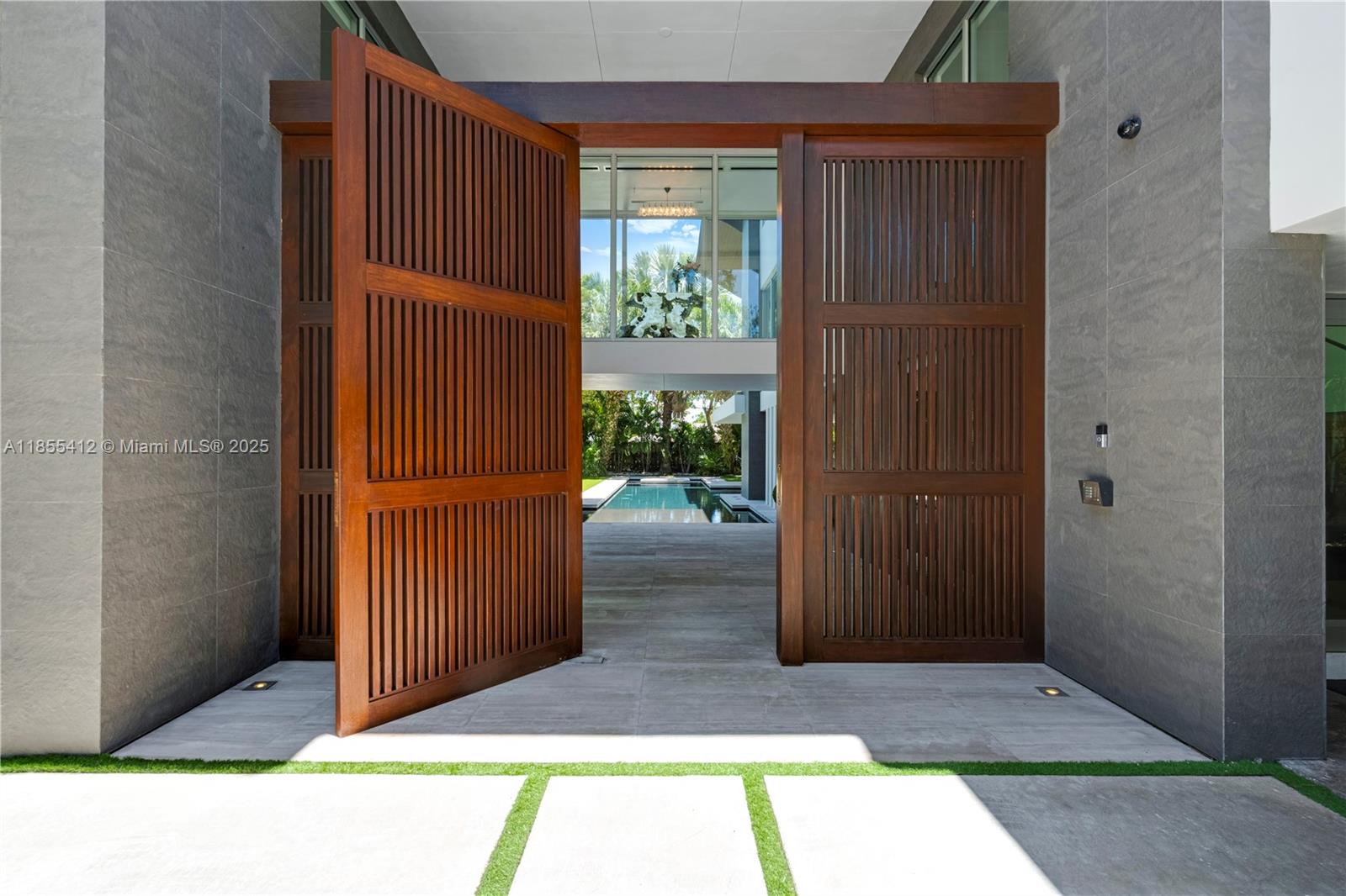 545 Sabal Palm Drive Key Biscayne, FL 33149 - Photo 25 of 100 a view of backyard with tub
