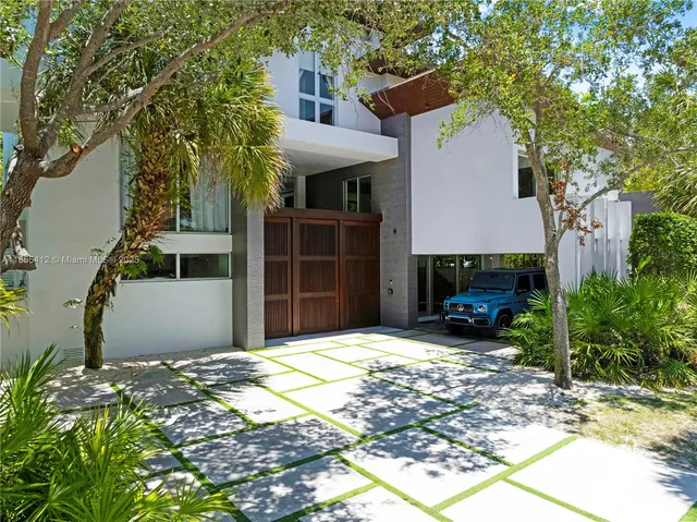 $8,600,000 | 545 Sabal Palm Drive, Key Biscayne, FL 33149