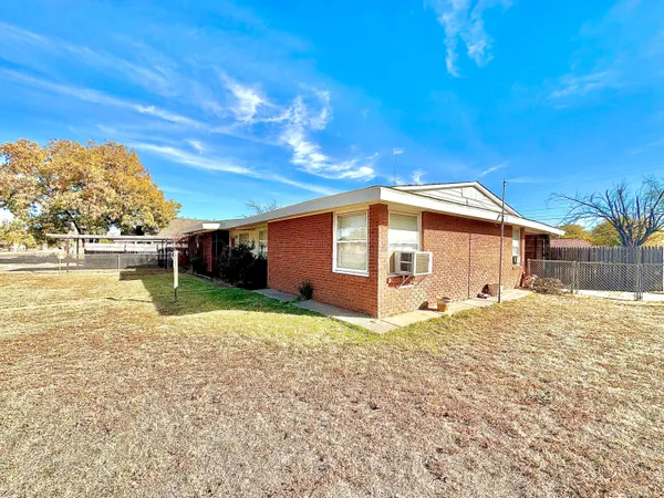 $99,999 | 300 North Briscoe Avenue, Tulia, TX 79088