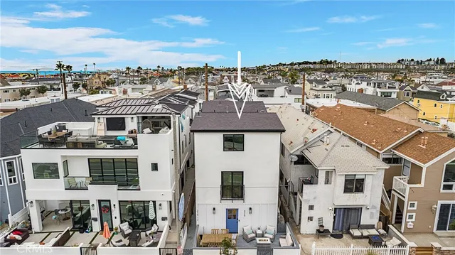 $7,000 | 215 32nd Street, Unit A, Newport Beach, CA 92663