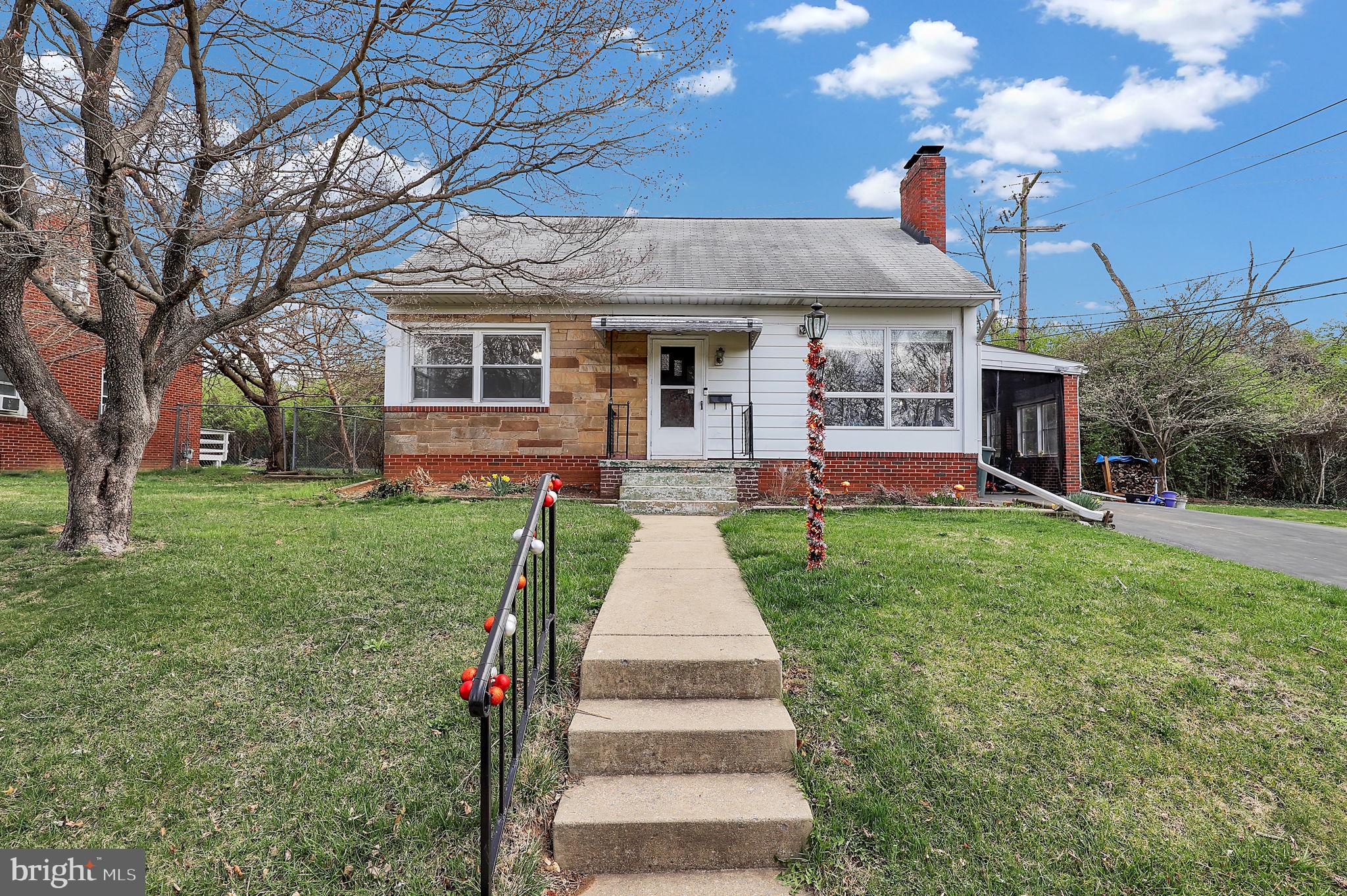 a front view of house with yard