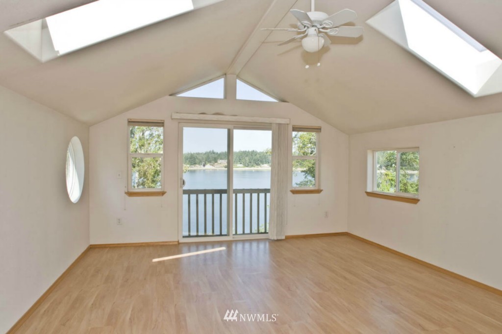 7729 Cooper Point Road Northwest Olympia, WA 98502 - Photo 11 of 15 Gallery Image 11