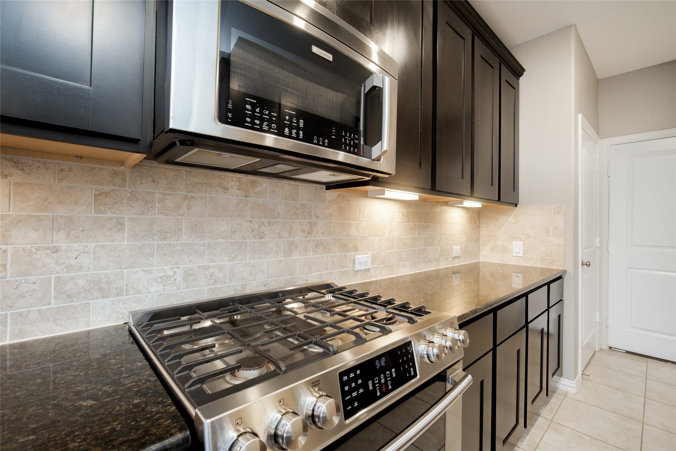 1826 Ryon Falls Drive Richmond, TX 77469 - Photo 12 of 35 a stove top oven sitting inside of a kitchen