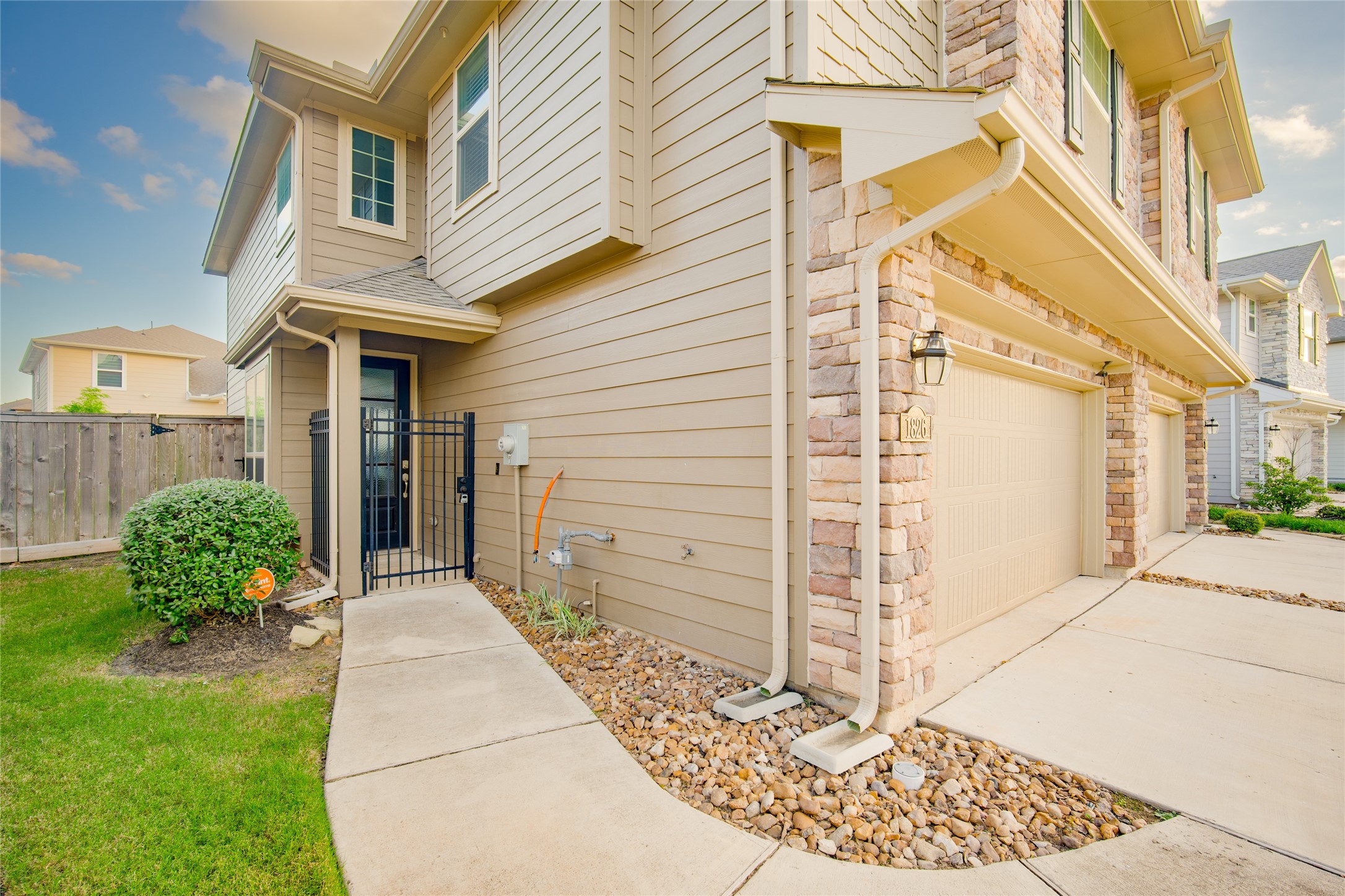 1826 Ryon Falls Drive Richmond, TX 77469 - Photo 2 of 35 a front view of a house with garden