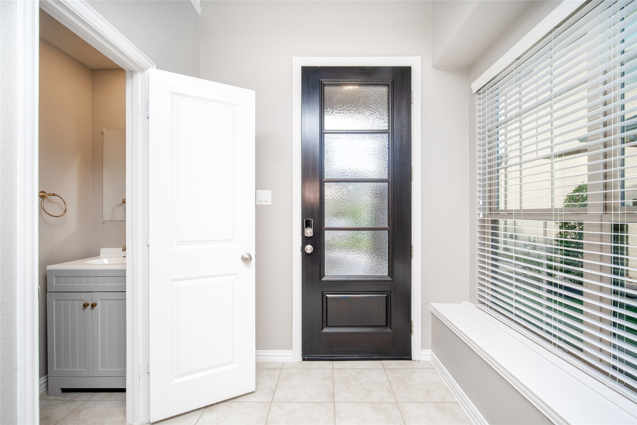 1826 Ryon Falls Drive Richmond, TX 77469 - Photo 5 of 35 a bathroom with a bathtub and a shower