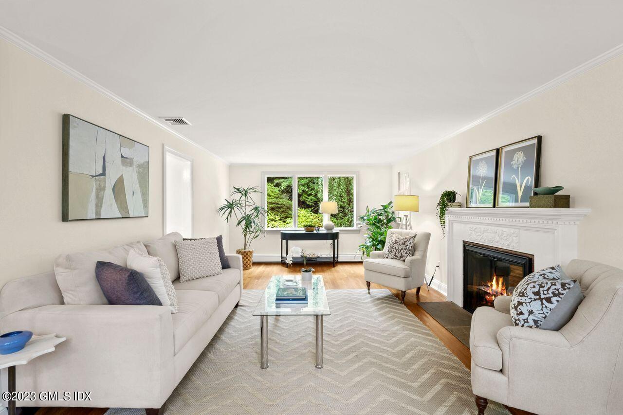 33 Deep Gorge Road Greenwich, CT 06831 - Photo 4 of 32 Living room