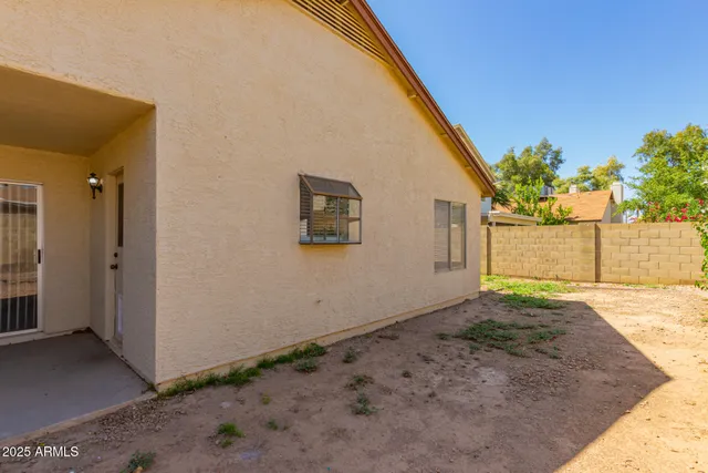 a view of a backyard