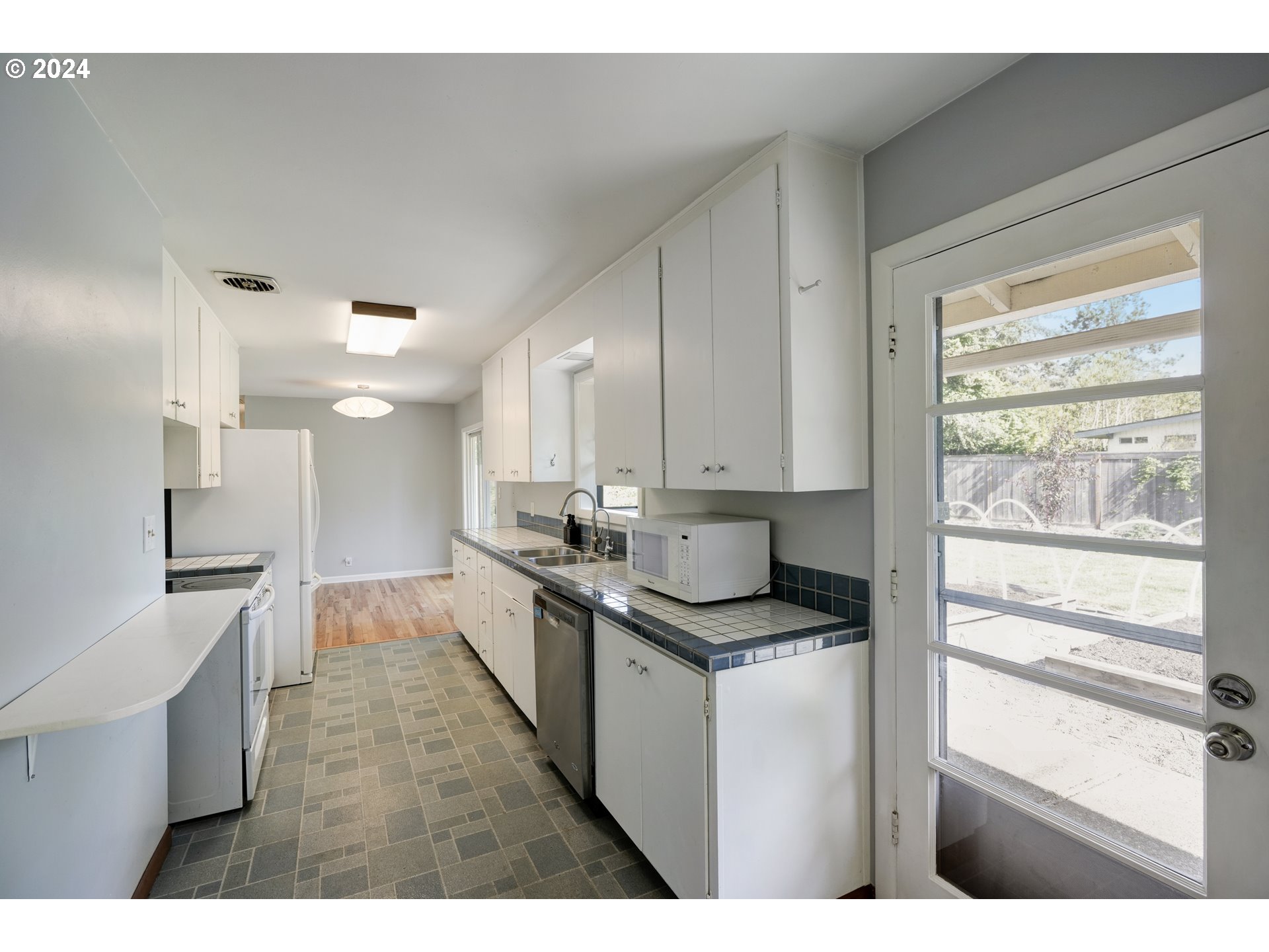 11575 Southwest 13th Street Beaverton, OR 97005 - Photo 18 of 36 Gallery Image 18