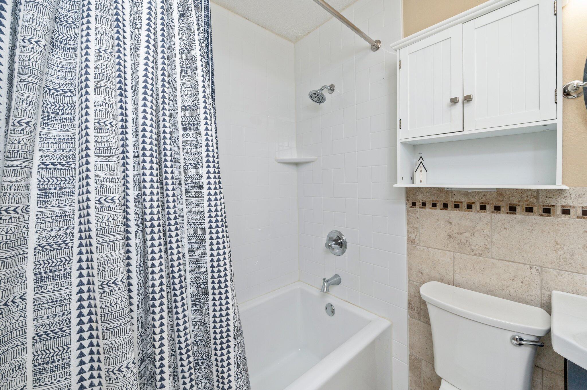 149 Shady Lane Crestview, FL 32536 - Photo 34 of 50 a bathroom with a toilet and a bathtub