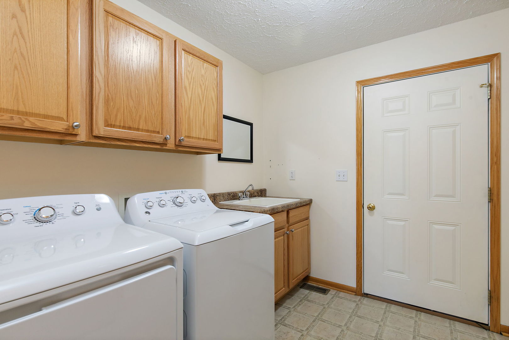 543 Brant Circle DeKalb, IL 60115 - Photo 12 of 28 a utility room with dryer and washer