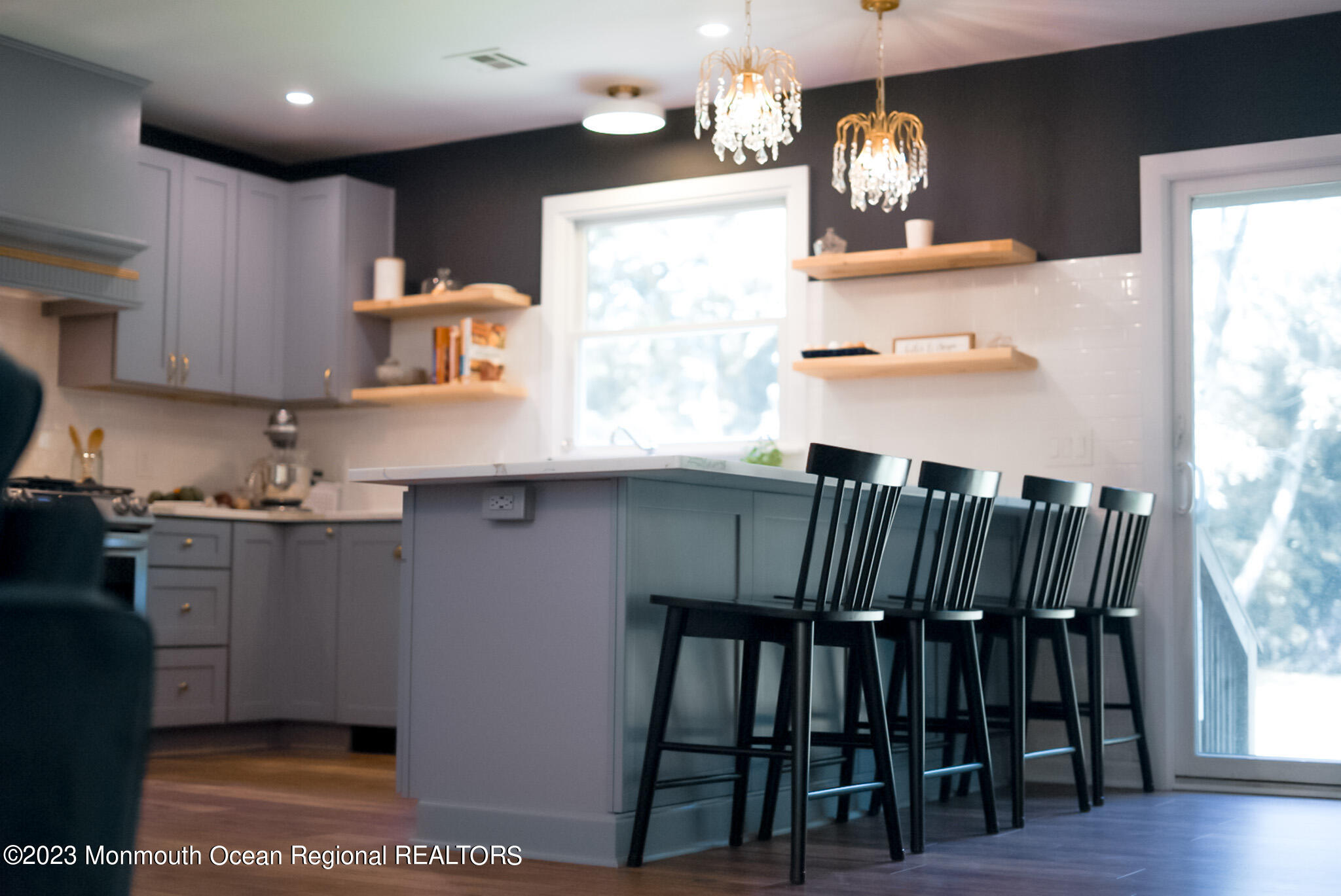 EAT IN KITCHEN